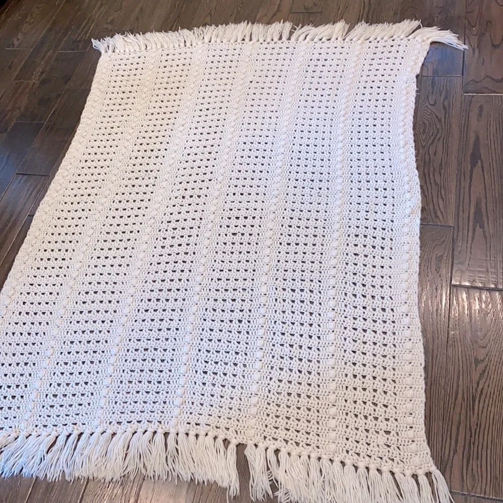Gorgeous vintage ivory color throw blanket with fringe